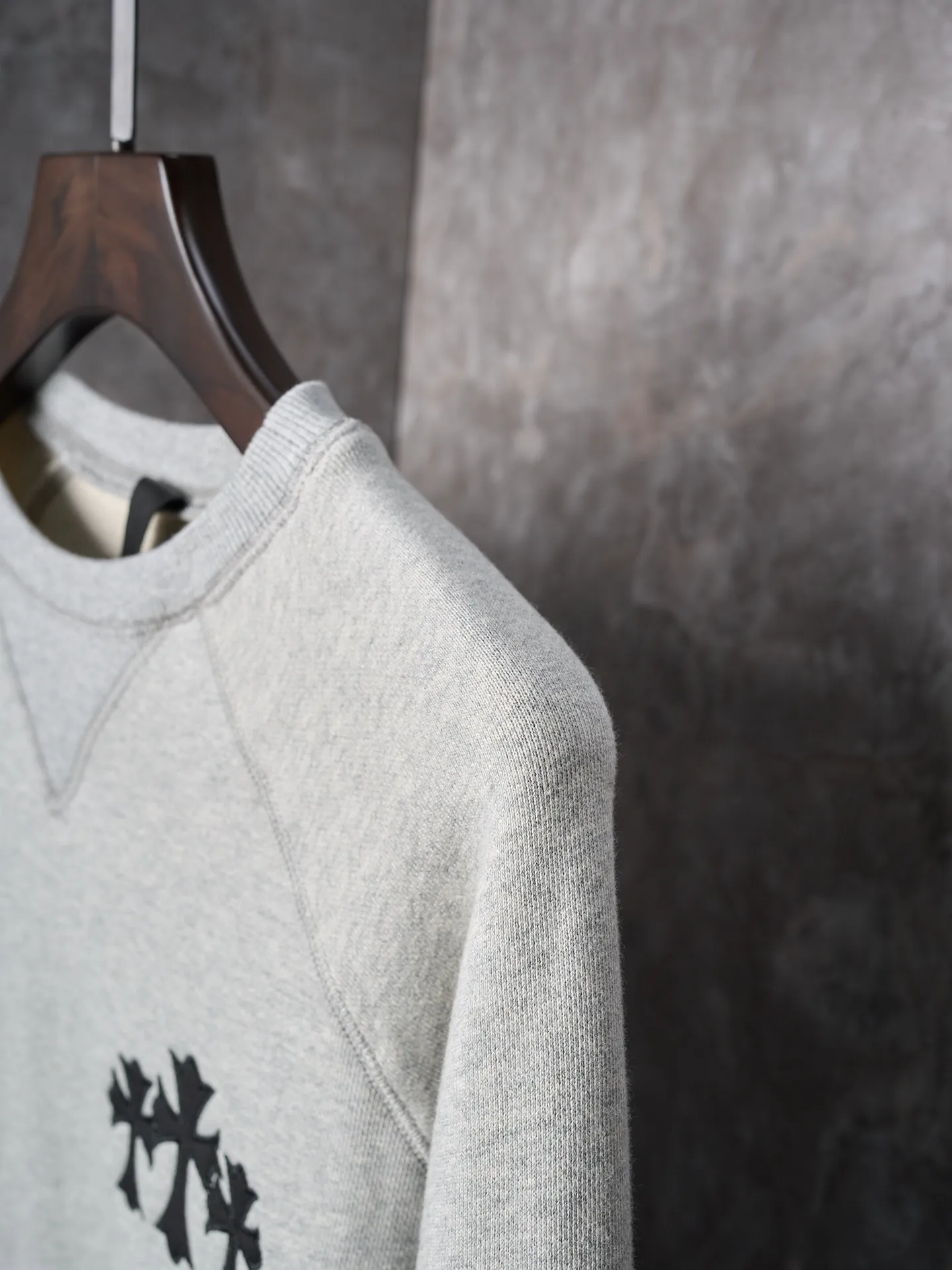 P400 price reduction [actual auction] Chrome Hearts/Ch cross logo patch embroidered round neck sweatshirt [ready in stock] S M L XL custom-made heavy fortress interwoven air cotton, full of texture, thick and solid, based on high-end ash tones, with a beauty that coexists with vicissitudes of life and elegance. With the Chrome Hearts cross patch embroidery decoration on the chest, it becomes the ultimate interpretation of dark gothic style. CH Gothic font is the finishing touch on the back panel. Let the totem become your spiritual thorn point. The logo iron plate sways slightly with the swing of the body, adding a sense of movement and vitality. It is unobtrusive but has an indescribable aura, interpreting the perfect blend of retro and luxury. Process 1: Using imported machine appliqué embroidery technology. Using advanced computer control systems and precision mechanical components, the Chrome Hearts logo appliqué embroidery operation is realized, showing an embroidery effect with both clarity and three-dimensionality. Process 2: The fabrics have been washed. Better feel and texture, not easy to deform, not easy to shrink, not easy to fade, maintain long-term beauty, accessories: customized 1:1 CH iron plate, customized 1:1 CH trademark, version: loose version, size: S M L XL, style number: CC917-B20
